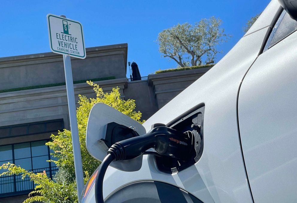 PHOTO: An electric car charges at a mall parking lot in Corte Madera, Calif., June 27, 2022.