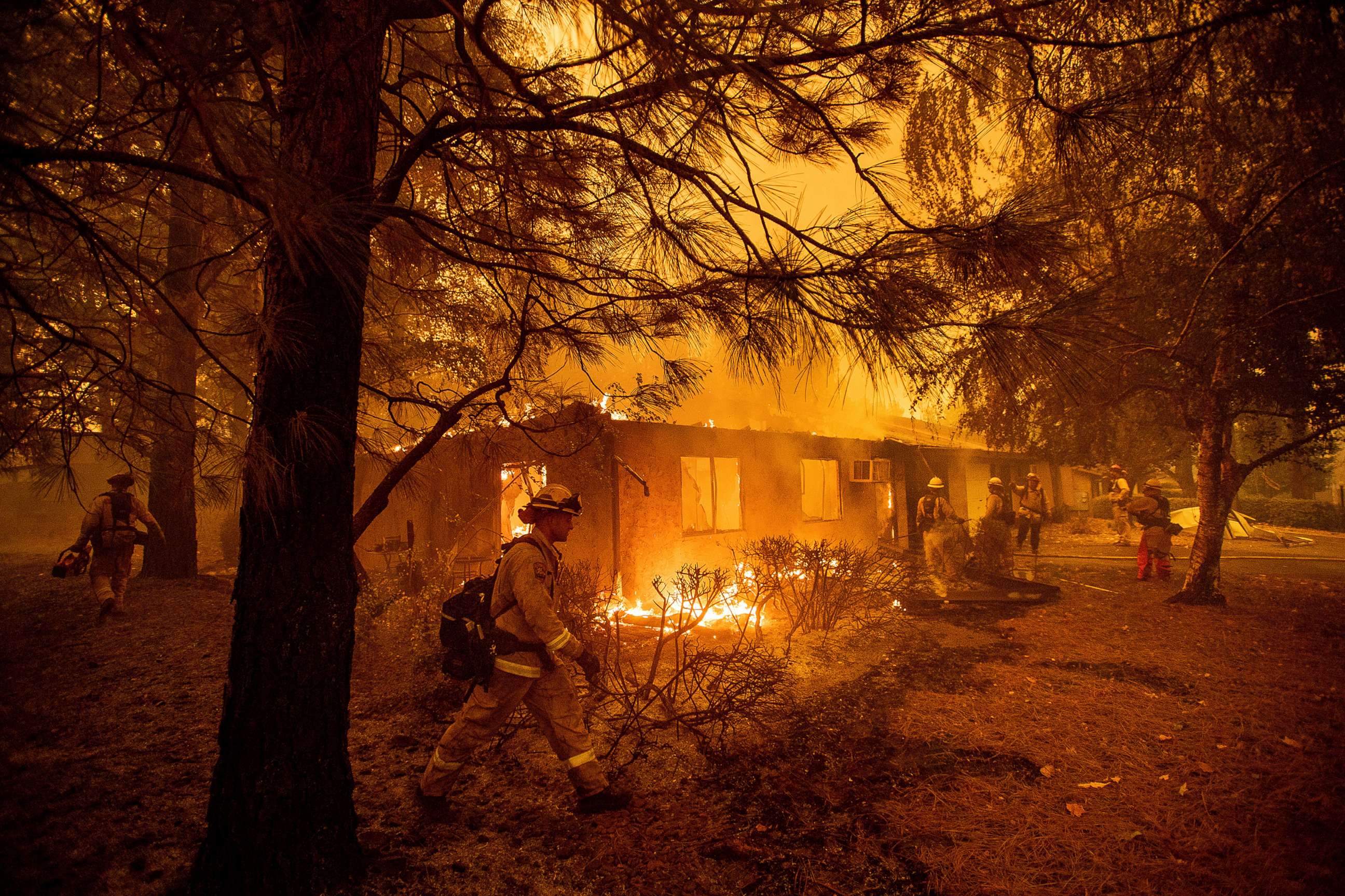 PHOTO: Firefighters work to keep flames from spreading through the Shadowbrook apartment complex as a wildfire burns through Paradise, Calif., Nov. 9, 2018.