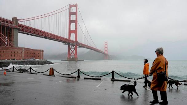 加州沿海地区迎来暴风雨，假期旅行条件危险重重