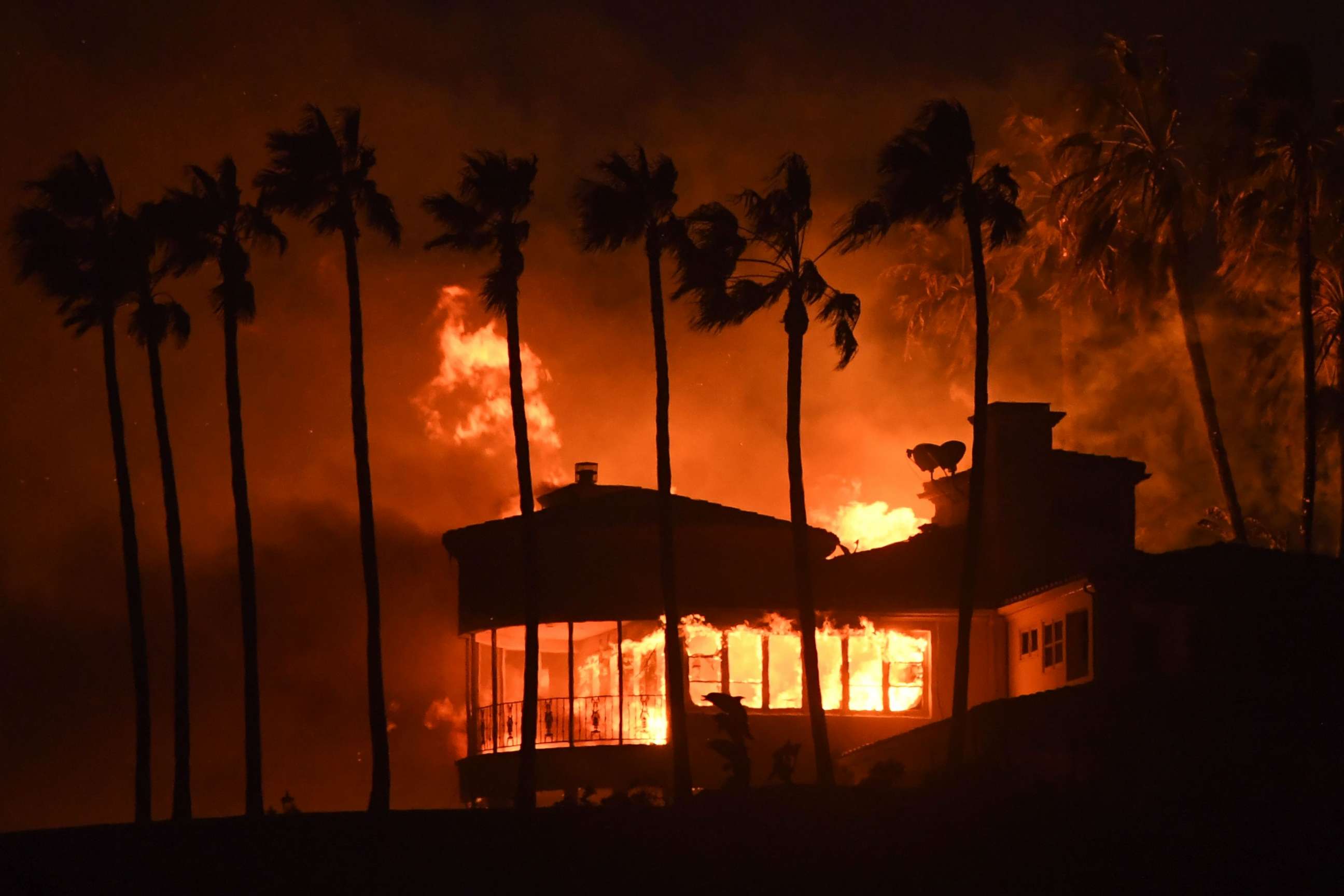 Burning house. Малибу Калифорния пожар. Горящий дом Голливуд. Burning House in California.