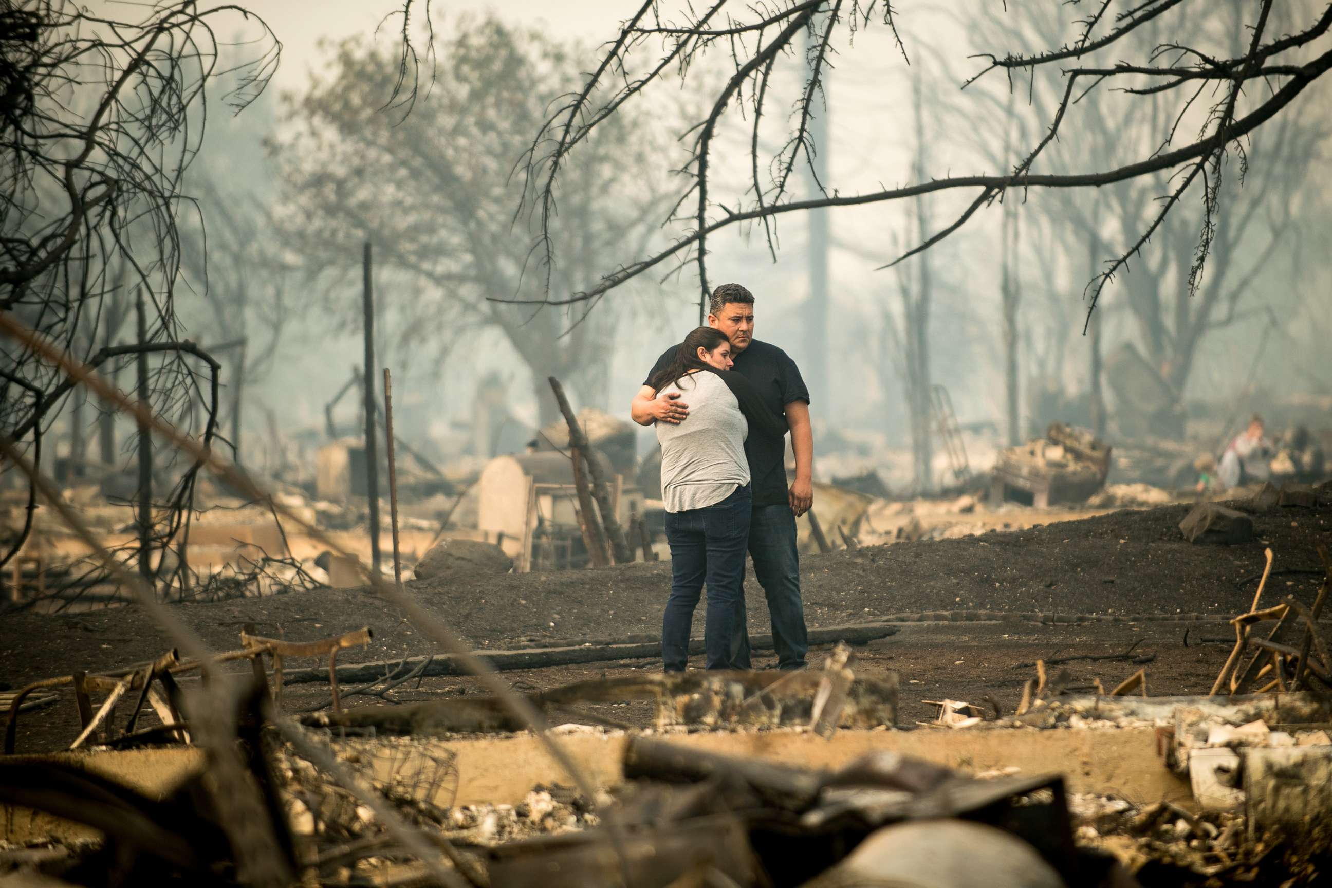 PHOTO: Gabriel Castillo and wife Alea Kelleher embrace while sifting through the remains of their home in Santa Rosa, Calif., Oct. 10, 2017. 