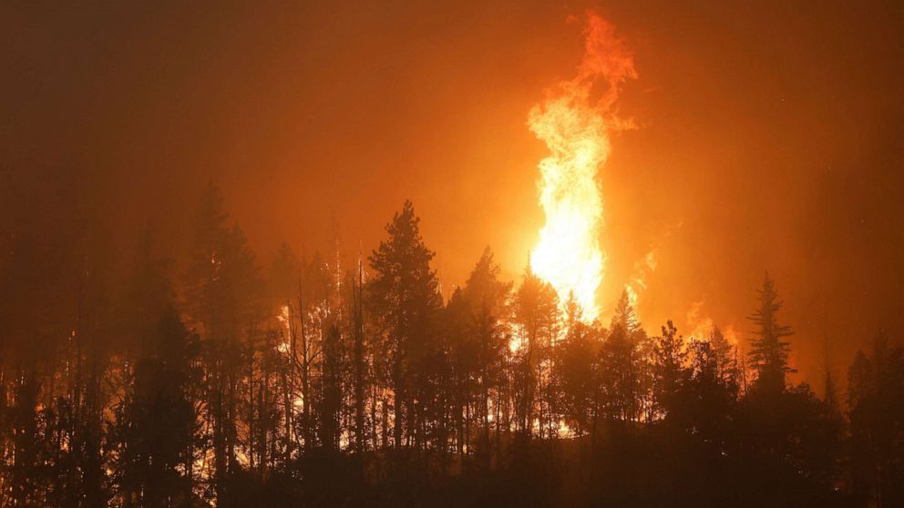 PHOTO: McKinney Fire burns near Yreka, Calif., July 30, 2022.
