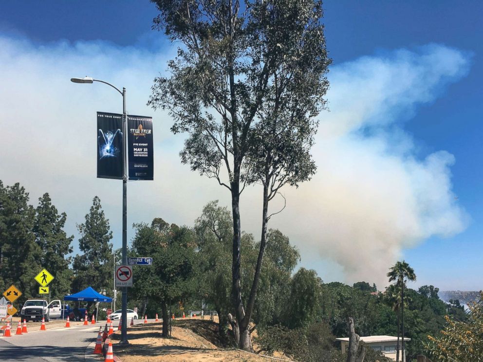 california-wildfires2-ap-mem-180613_hpMain_4x3_992 california-wildfires2-ap-mem-180613_hpMain_4x3_992 PHOTO: A large plume of smoke rises over Benedict Canyon in Los Angeles in the hills surrounded by Beverly Hills, Calif., June 12, 2018. Hot, dry conditions help fuel fast-moving wildfires in the West california wildfires2 ap mem 180613 hpMain 4x3 992