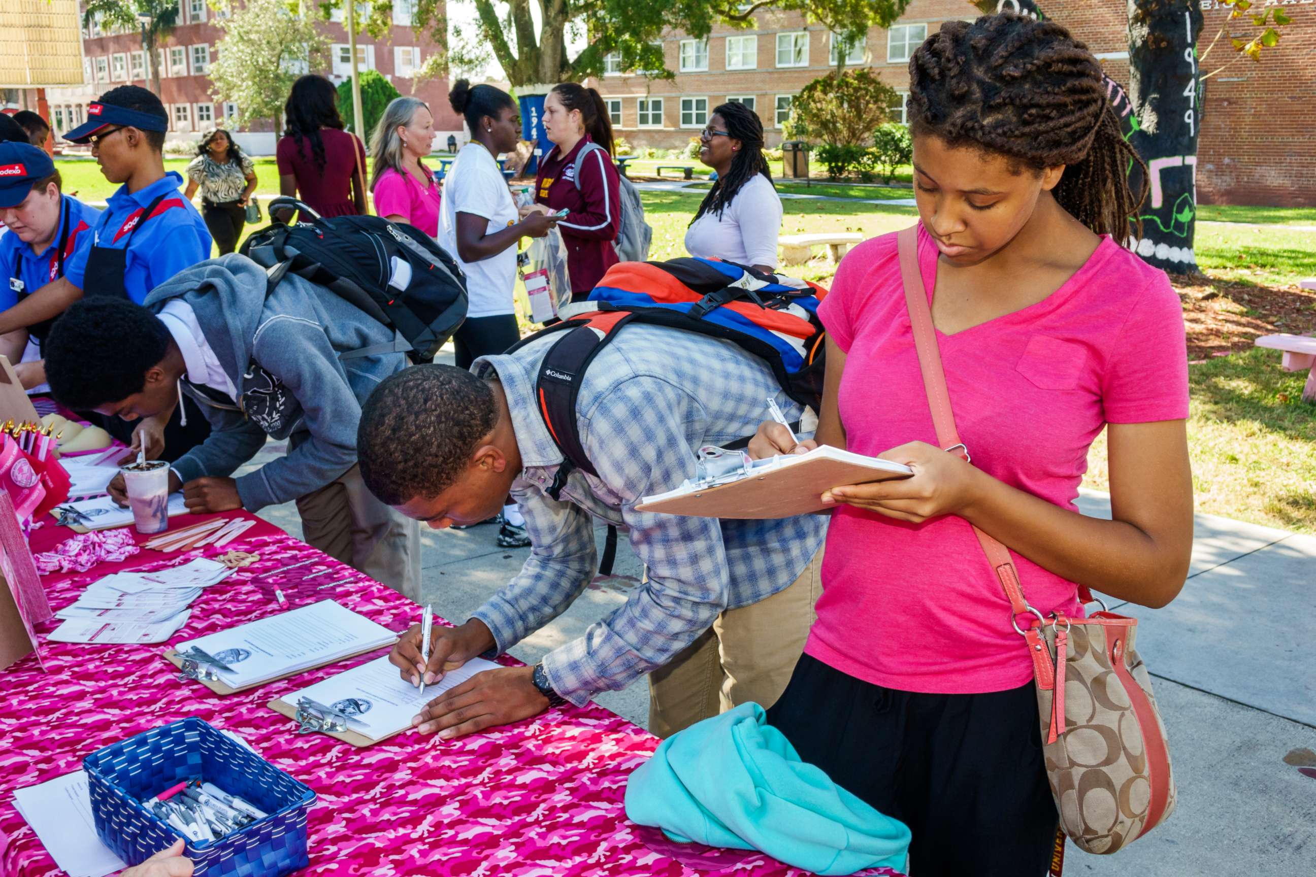 PHOTO: Students sign up for Breast Cancer Awareness Week at Bethune-Cookman University in Daytona Beach, Fla., Oct. 22, 2014.