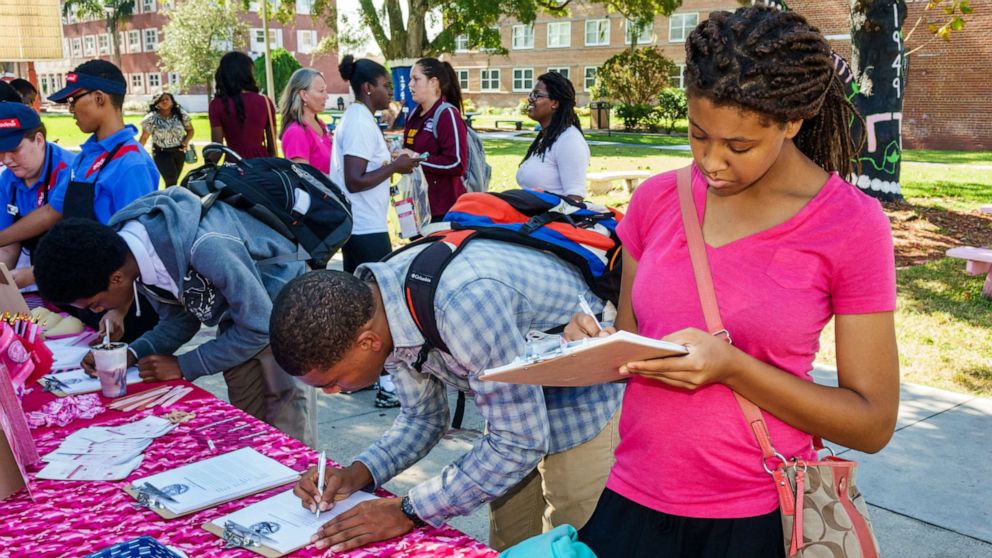 PHOTO: Students sign up for Breast Cancer Awareness Week at Bethune-Cookman University in Daytona Beach, Fla., Oct. 22, 2014.