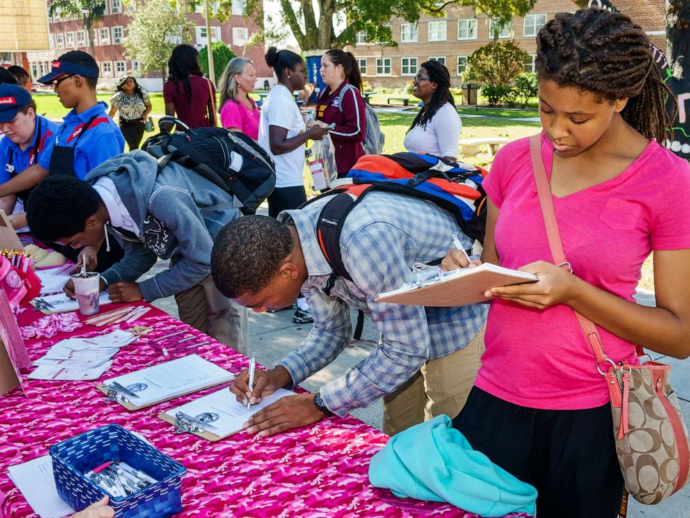 PHOTO: Students sign up for Breast Cancer Awareness Week at Bethune-Cookman University in Daytona Beach, Fla., Oct. 22, 2014.