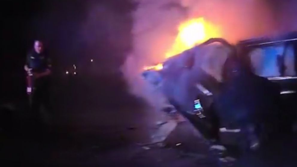 Dramatic Bodycam Footage Shows Florida Police Pulling Man From Burning Car After Head On Crash 8149