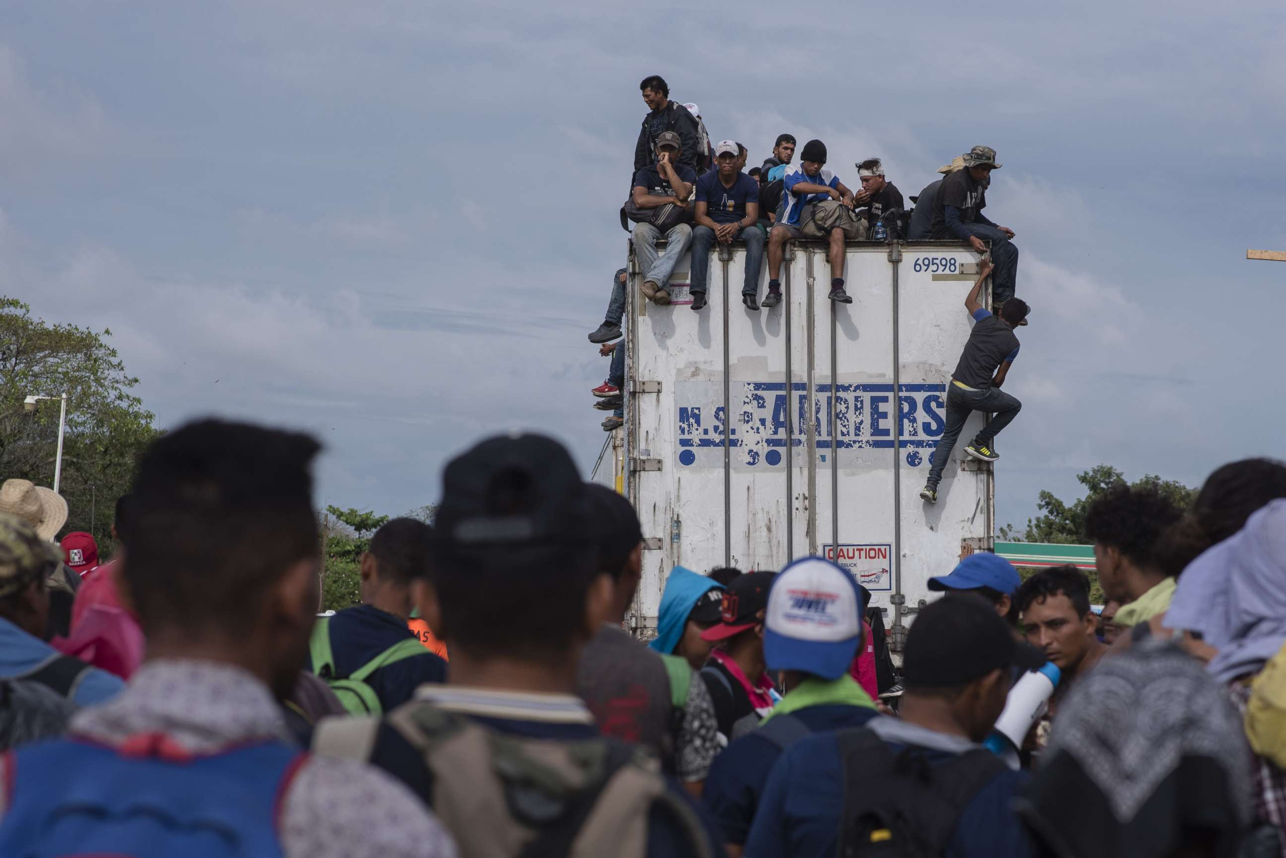 PHOTO: Members of the migrant caravan continue their journey to the United States through Ciudad Isla, state of Veracruz, Mexico, Nov. 3, 2018. 