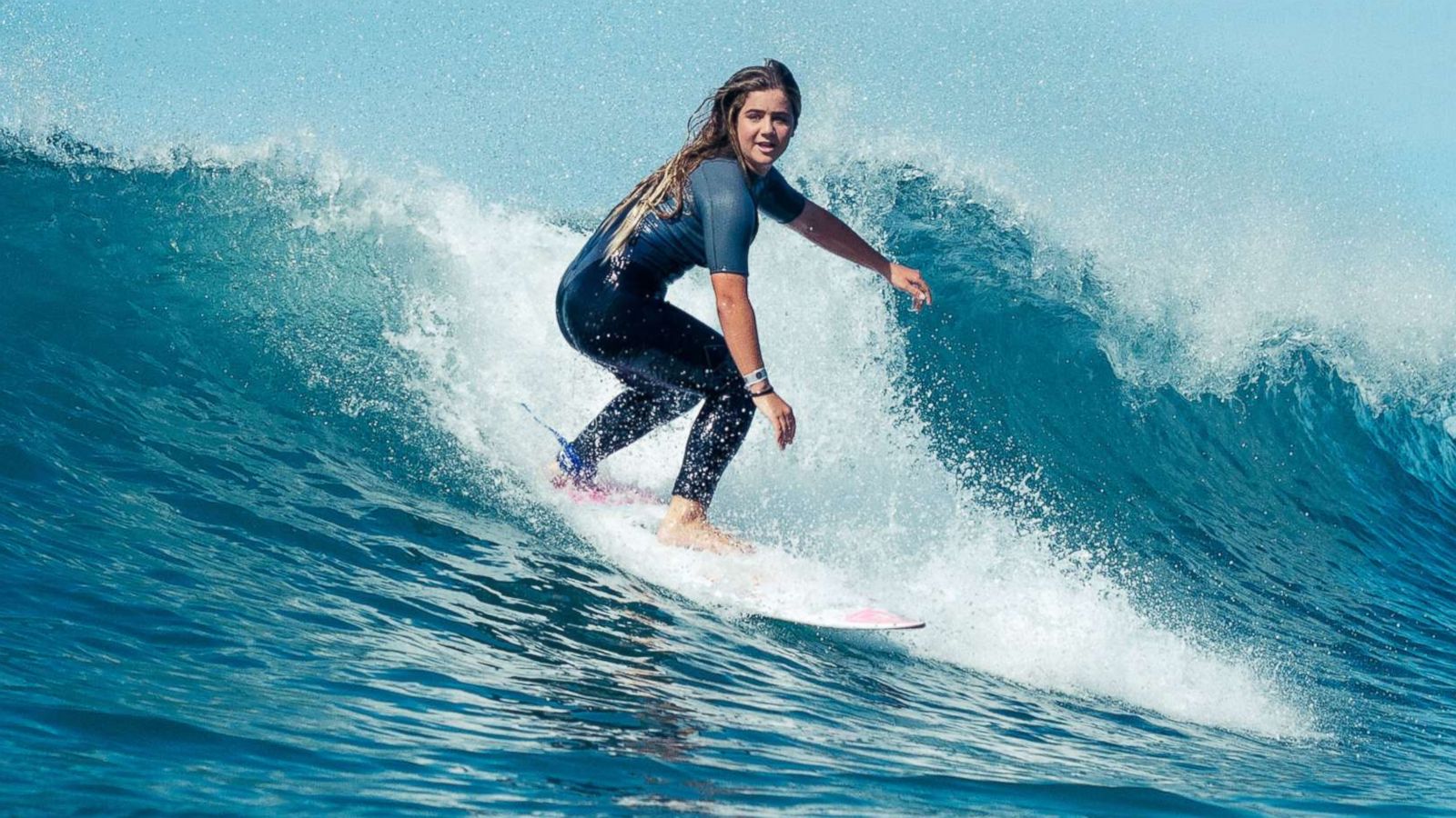 Can t ride my wave. Спорт волна. Серфинг женщины фото. Кэтрин Диас серфингистка. Серфинг в фиолетовом костюме.