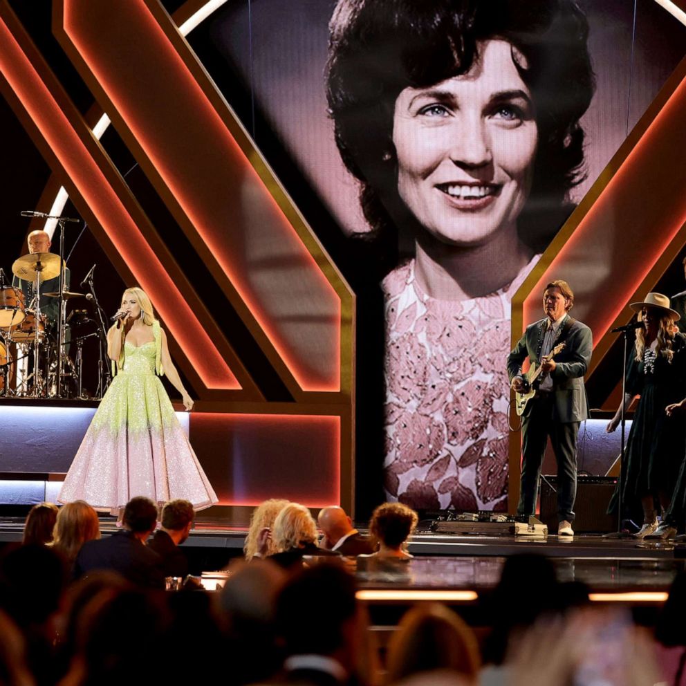 VIDEO: Country music stars honor Loretta Lynn's legacy at CMAs 