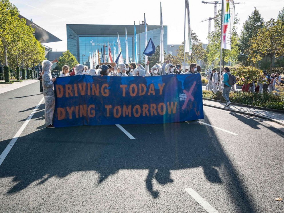 PHOTO: Demonstrators from the action group Sand im Getriebe (grit in the gears) are calling for a change in transport policy and in the motor industry, Sept. 15, 2019, outside the fairgrounds in Frankfurt am Main, western Germany.