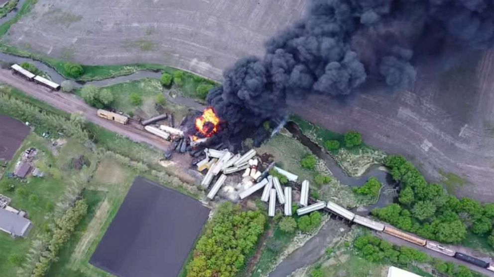 Freight train hauling fertilizer derails in Iowa, residents evacuated