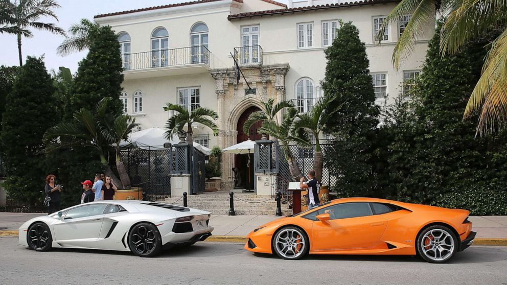 PHOTO: Cars parked in front of the Versace Mansion, known as Villa Casa Casuarina, Dec. 10, 2015, in Miami.