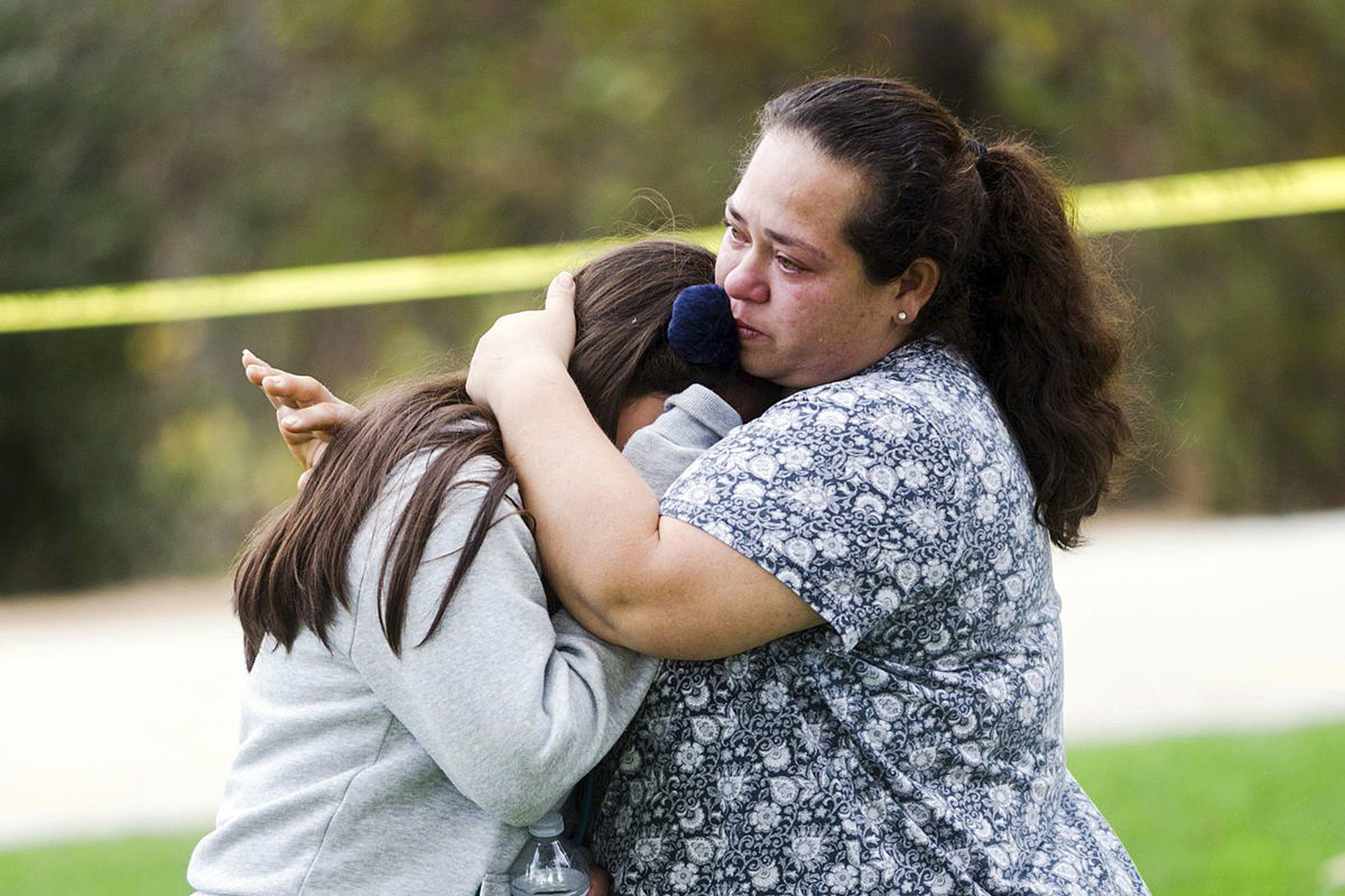 PHOTO: Maria Ortiz consoles her 5th-grade daughter, Crystal Godinez, after she was released from evacuation at Castle View Elementary School in Riverside, Calif., Oct. 31, 2017.