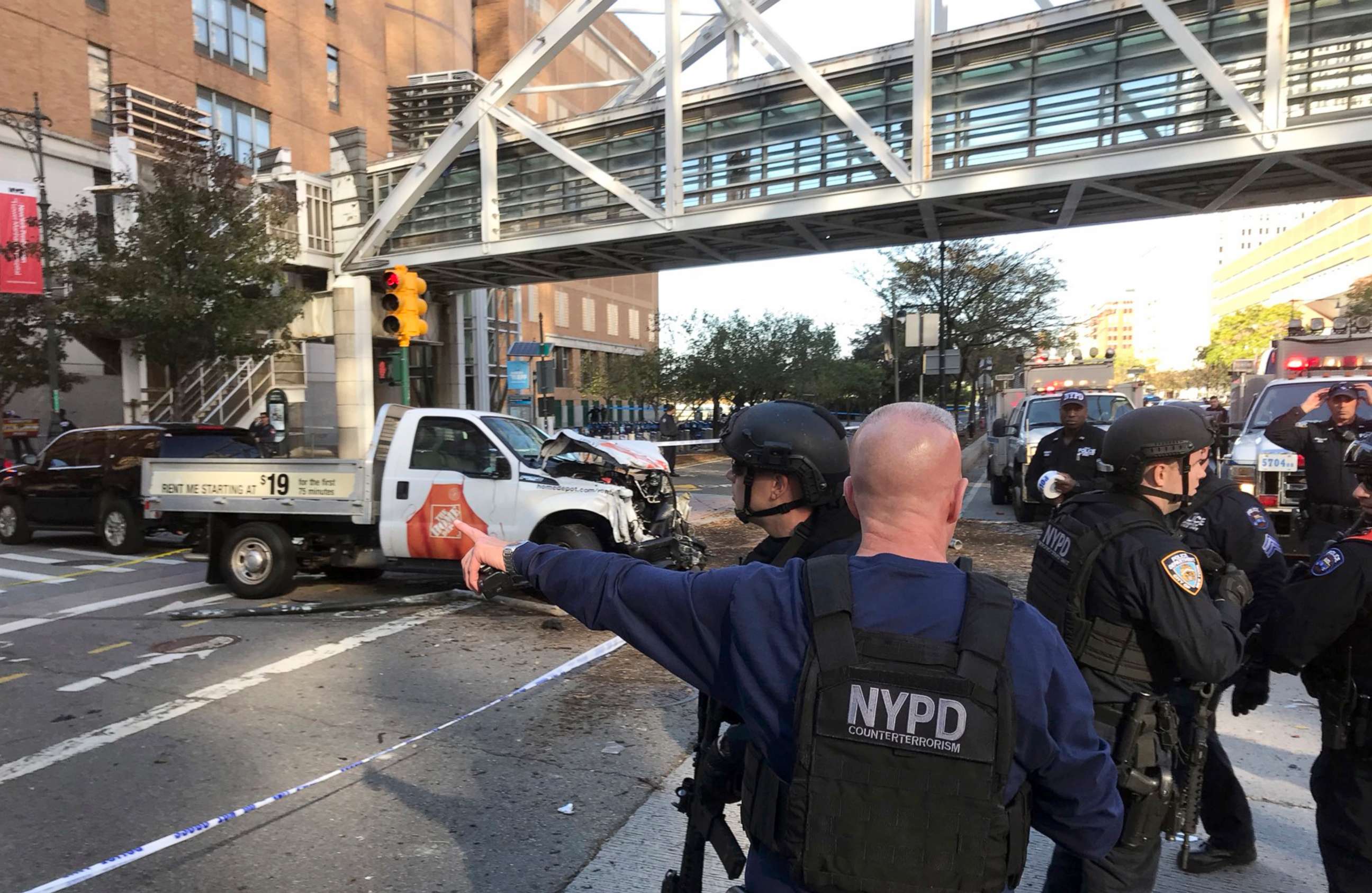 PHOTO: New York City Police Officers respond to a report of gunfire along West Street near the pedestrian bridge at Stuyvesant High School in lower Manhattan in New York, Oct. 31, 2017.