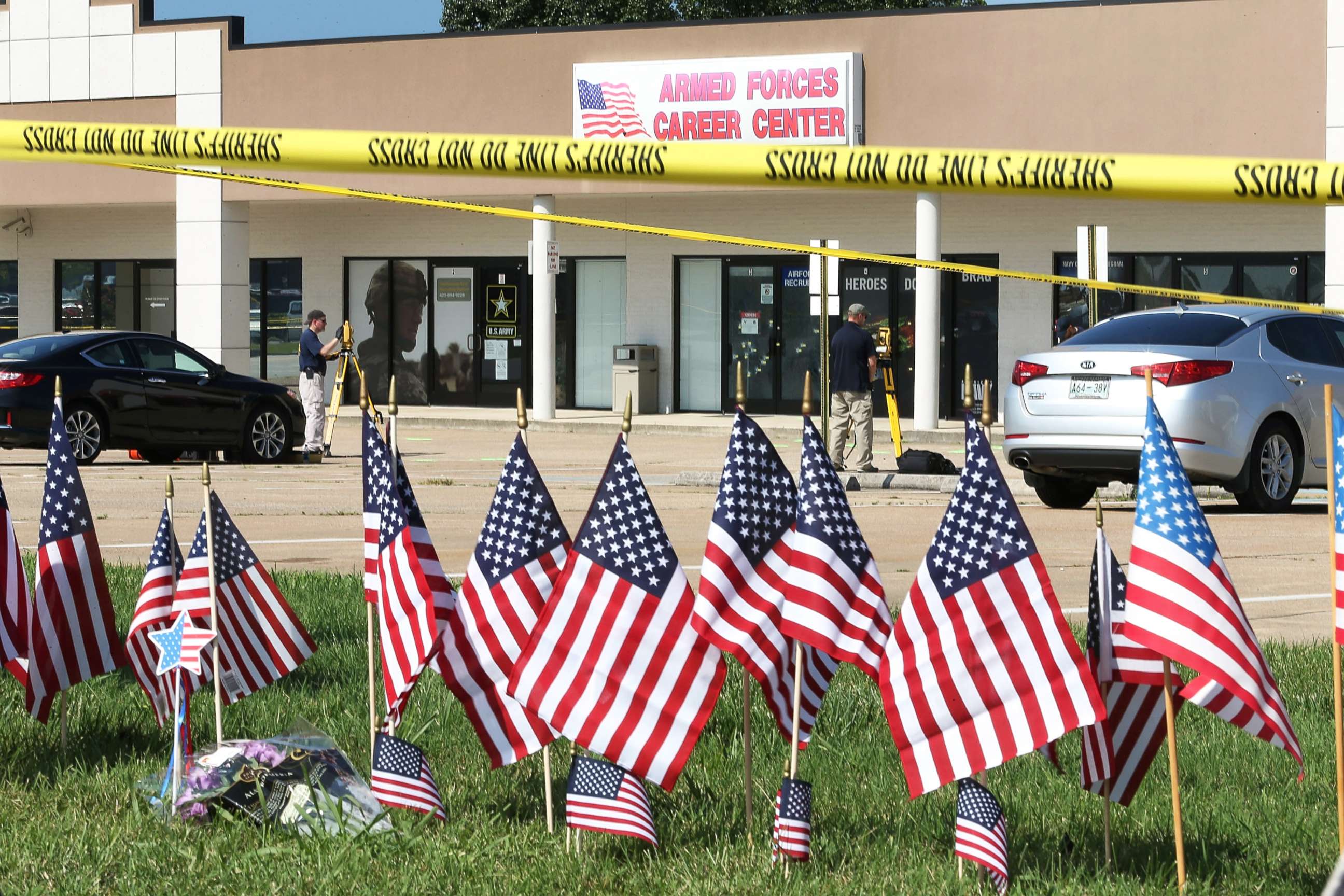 PHOTO: Members of the FBI Evidence Response Team investigate the shooting at the Armed Forces Career Center/National Guard Recruitment Office on July 17, 2015, in Chattanooga, Tenn.
