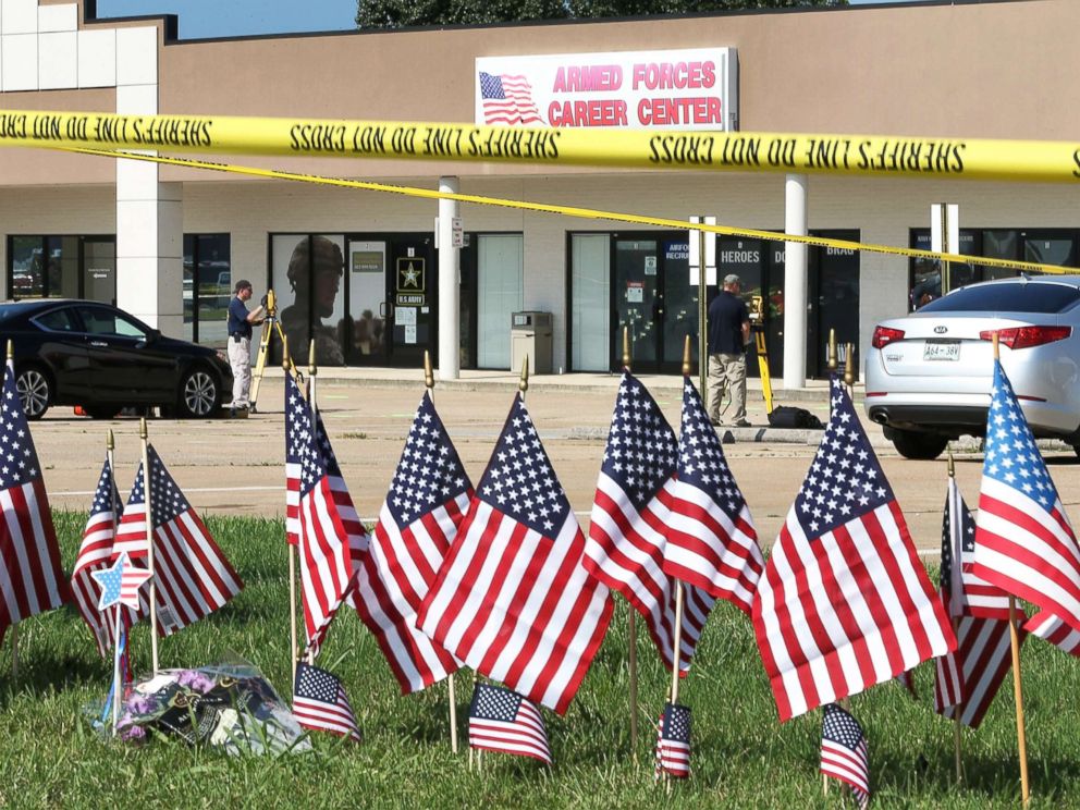PHOTO: Members of the FBI Evidence Response Team investigate the shooting at the Armed Forces Career Center/National Guard Recruitment Office on July 17, 2015, in Chattanooga, Tenn.