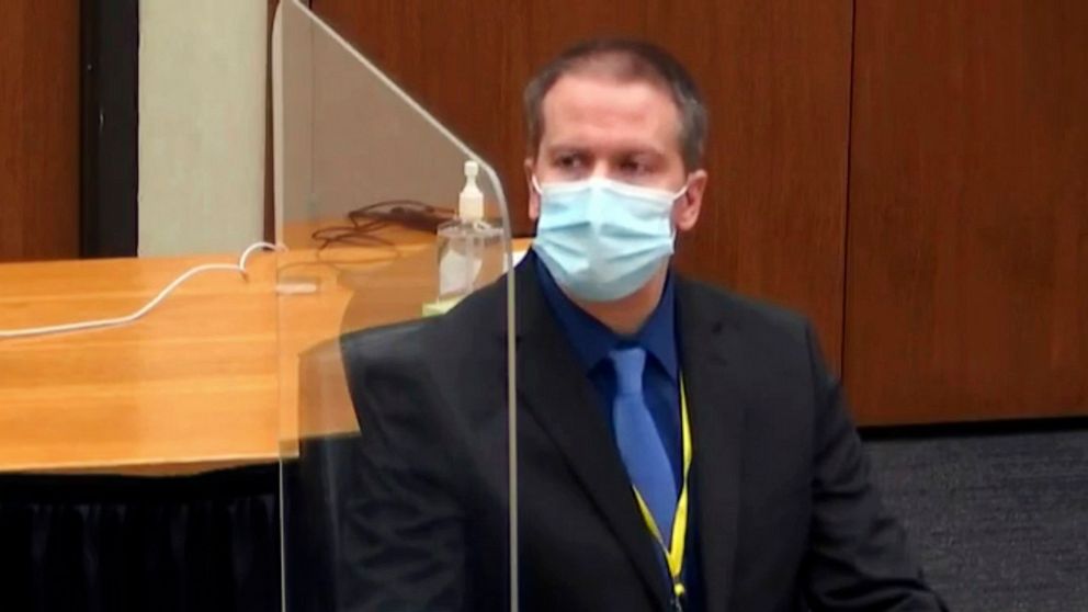 PHOTO: Former Minneapolis police Officer Derek Chauvin watches as defense attorney Eric Nelson questions witness Los Angeles police department Sergeant Jody Stiger, April 7, 2021, at the Hennepin County Courthouse in Minneapolis.