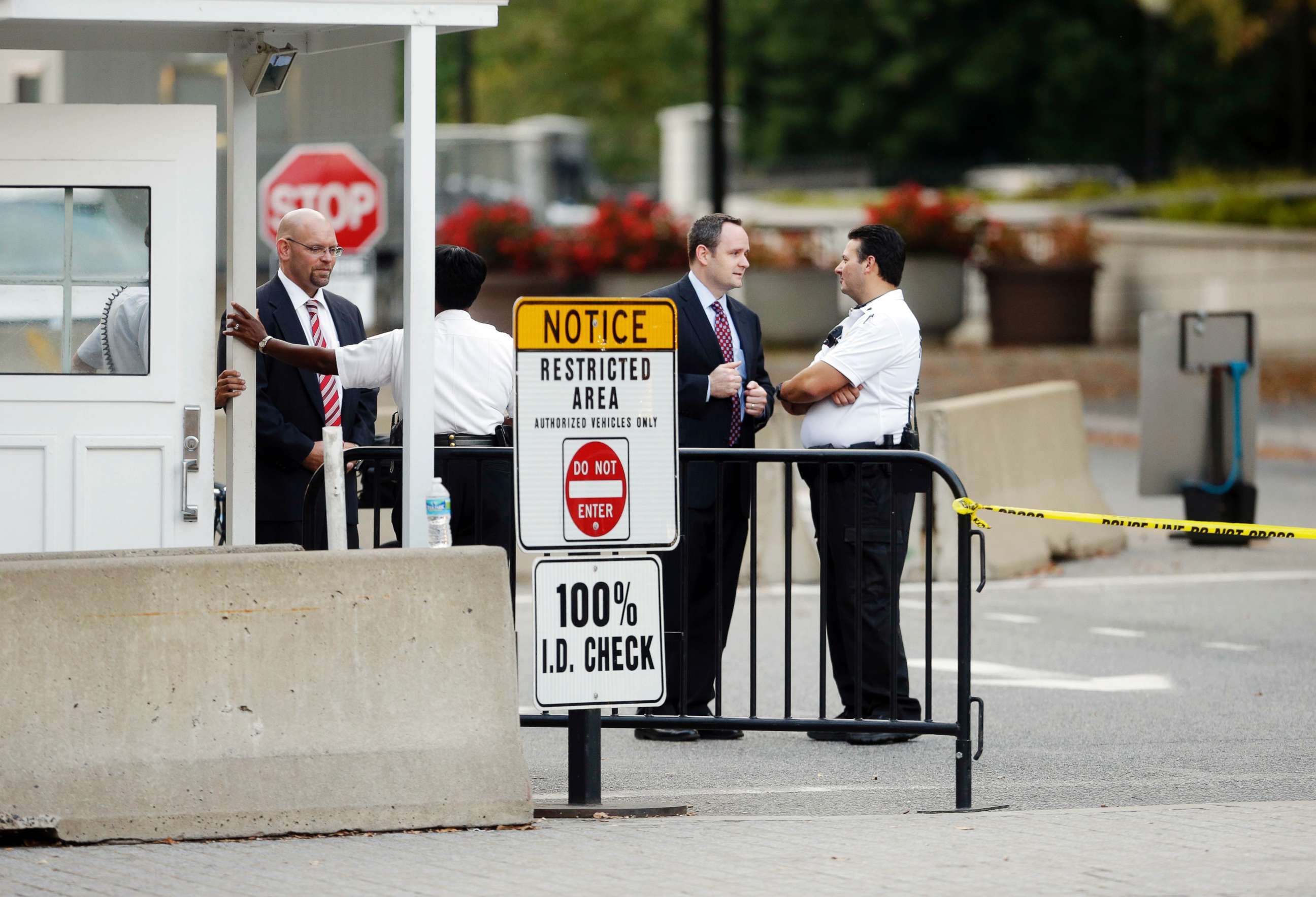 PHOTO: In this file photo, members of the Secret Service stand outside the checkpoint entrance for the White House at 15th and E Streets in northwest Washington, Oct. 3, 2013.