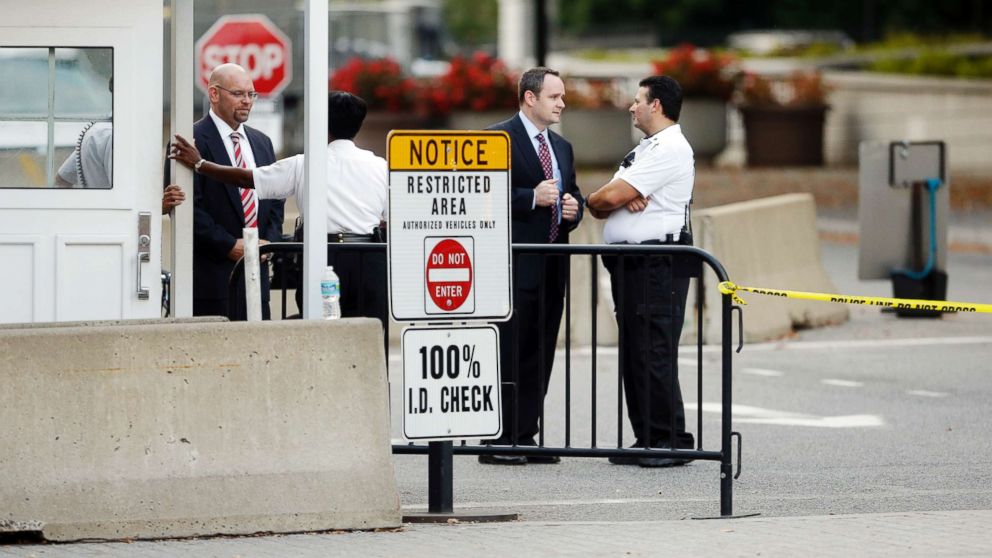 PHOTO: In this file photo, members of the Secret Service stand outside the checkpoint entrance for the White House at 15th and E Streets in northwest Washington, Oct. 3, 2013.