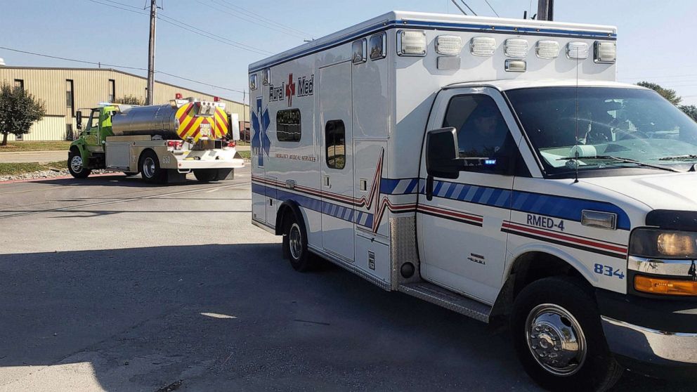 इलिनोइस राजमार्ग पर अमोनिया ले जा रहे सेमी ट्रक के पलट जाने से 2 बच्चों सहित 5 की मौत हो गई