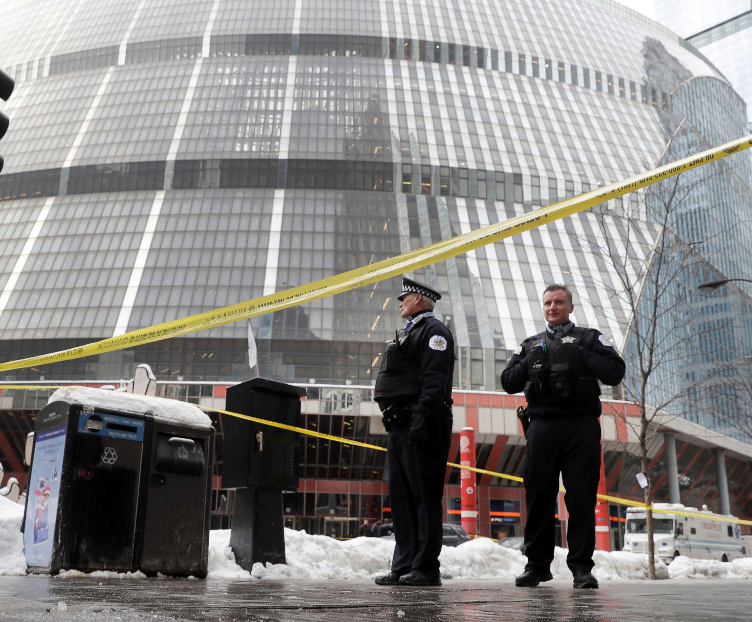 PHOTO: Chicago police officers remain on the scene outside the James R. Thompson Center after off-duty Police Cmdr. Paul Bauer was shot several times, Feb. 13, 2018, in Chicago.