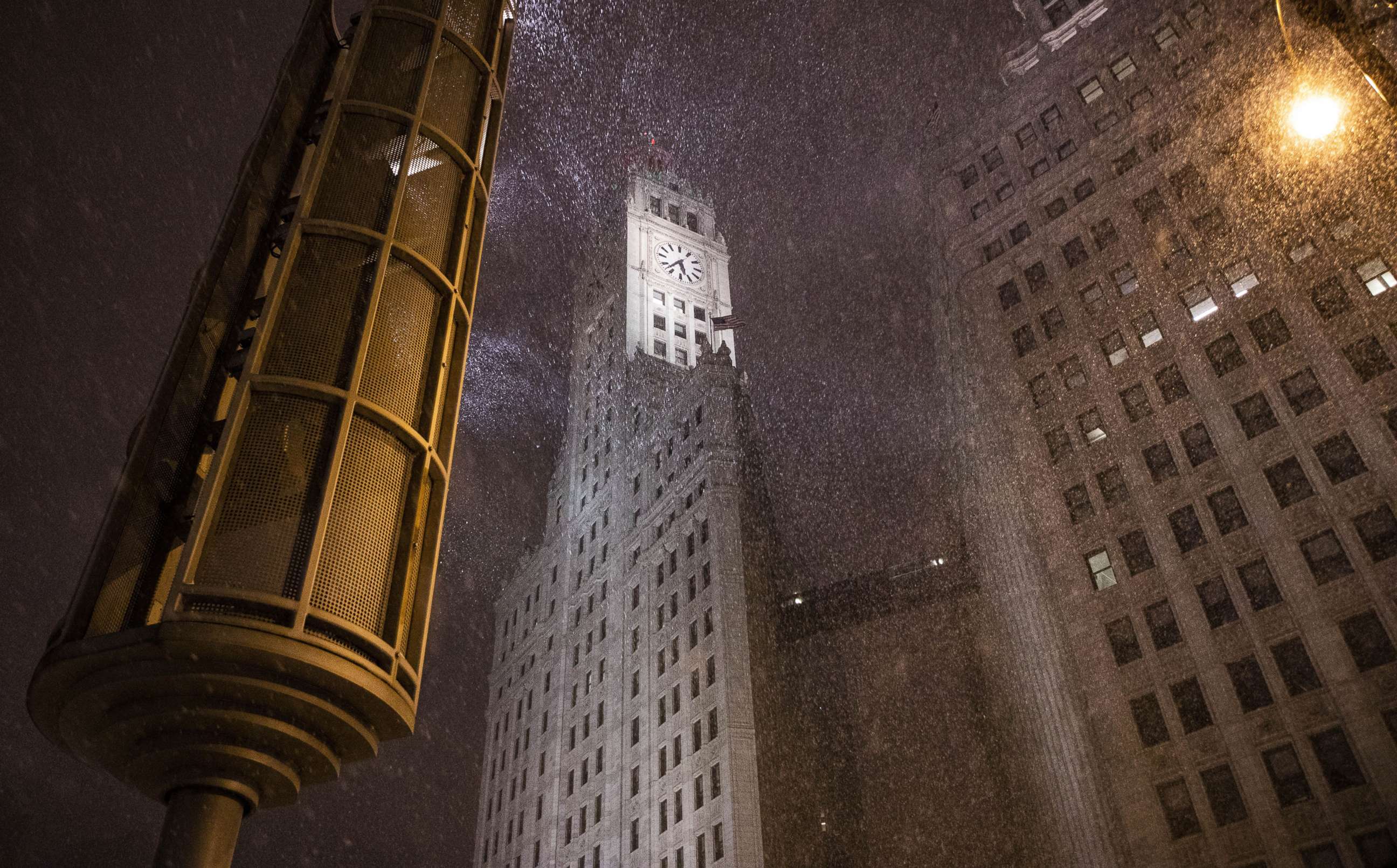PHOTO: A winter storm in downtown Chicago, Dec. 29, 2020.