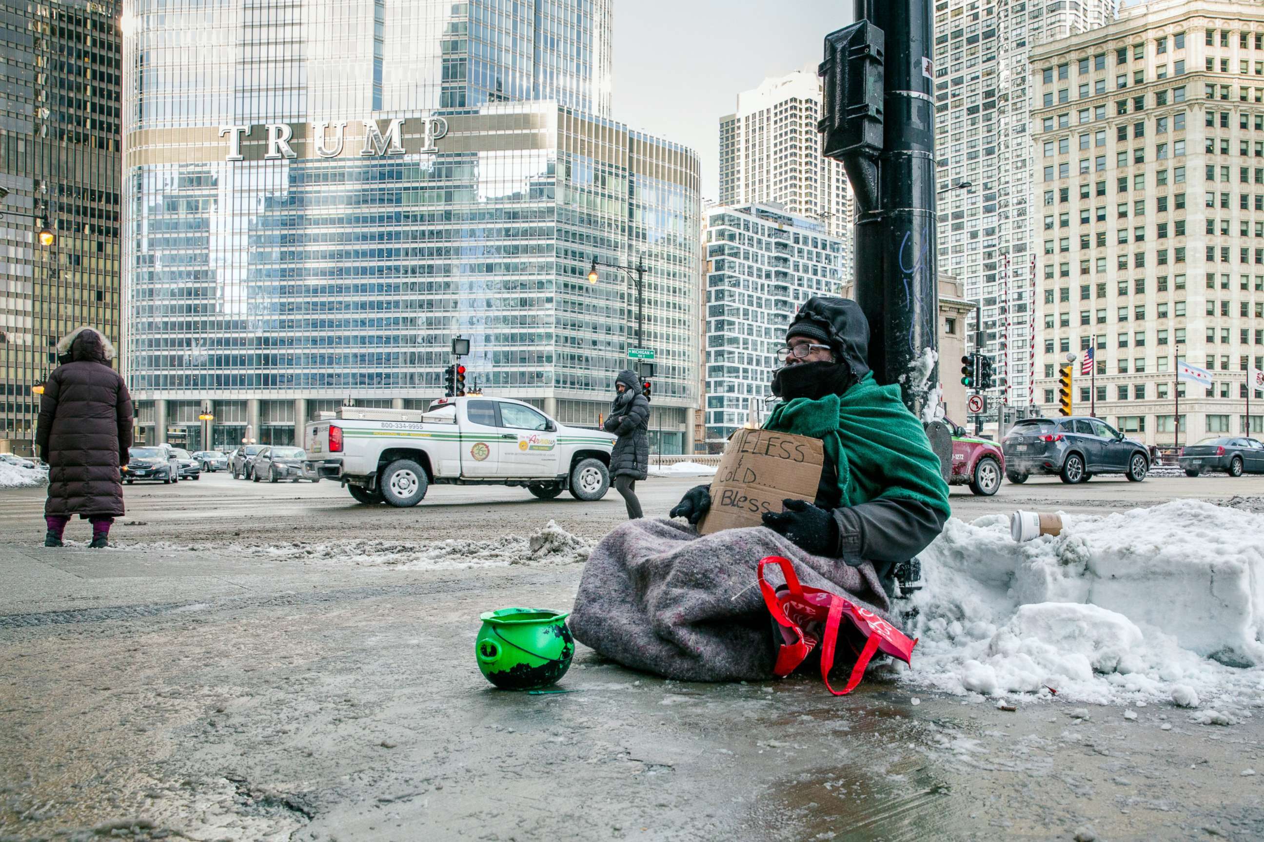 PHOTO: A homeless man panhandles on Upper Wacker Drive in Chicago, Jan. 29, 2019.