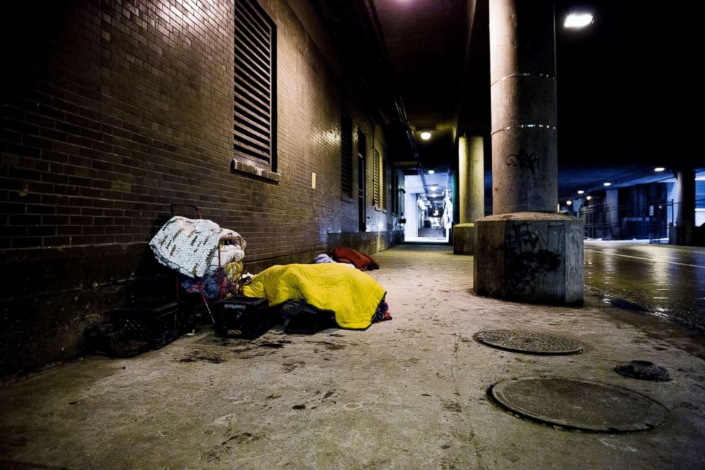 PHOTO: A homeless man lies under several blankets on Lower Wacker Drive in Chicago, Jan. 29, 2019.