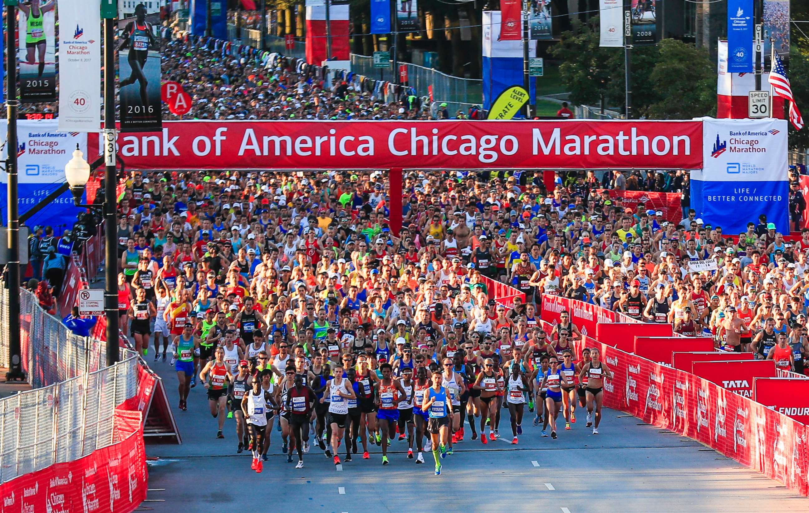 PHOTO: The first group including the elite runners start the 40th running of the Chicago Marathon in Chicago, Oct. 8, 2017.