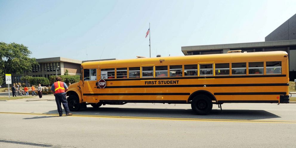PHOTO: Chicago Public Schools children and their parents arrive at New Trier High School on the first day of school September 2, 2008 in Northfield, Illinois.