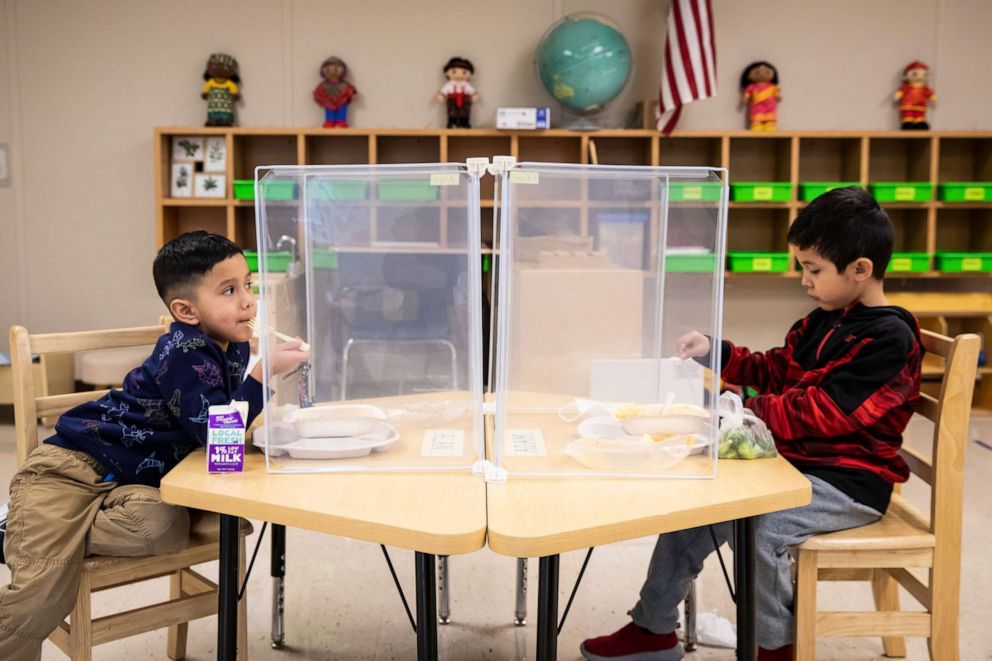 PHOTO: Preschool students eat lunch at Dawes Elementary in Chicago, Jan. 11, 2021.