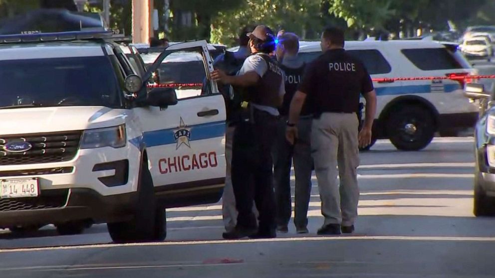 PHOTO: Authorities on the scene of a shooting in Chicago, June 15, 2021.