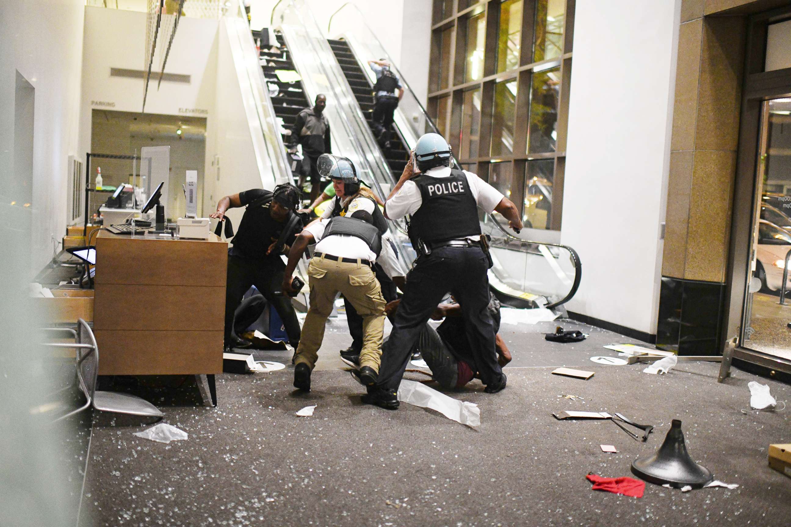 PHOTO:Police officers struggle with a suspected looter in Nordstrom. Looters broke into downtown shops in the early hours of the morning, Chicago, Aug 10, 2020.