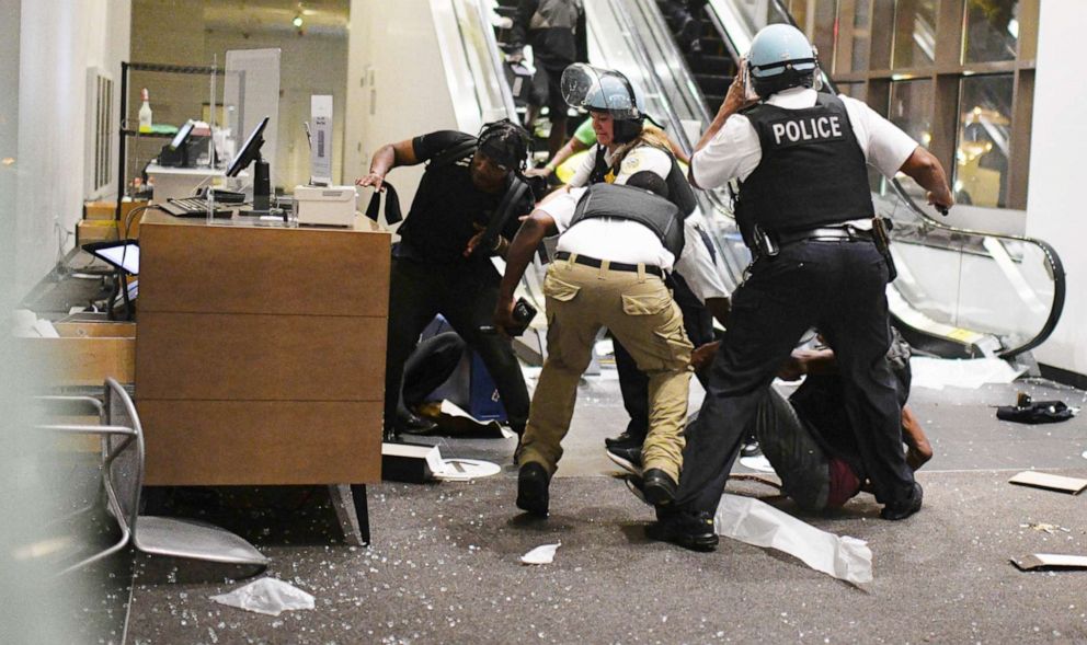 PHOTO:Police officers struggle with a suspected looter in Nordstrom. Looters broke into downtown shops in the early hours of the morning, Chicago, Aug 10, 2020.