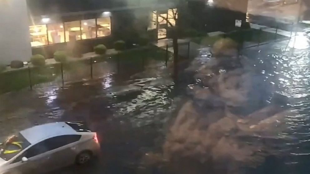 Video Cars tread through floodwaters in Chicago - ABC News