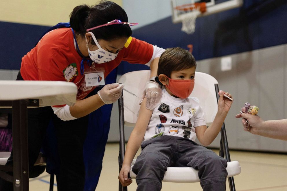 FOTO: Auf diesem Aktenfoto vom 5. Dezember 2021 erhält ein 5-jähriger Junge in Lansdale, Pennsylvania, den Pfizer-BioNTech-COVID-19-Impfstoff.