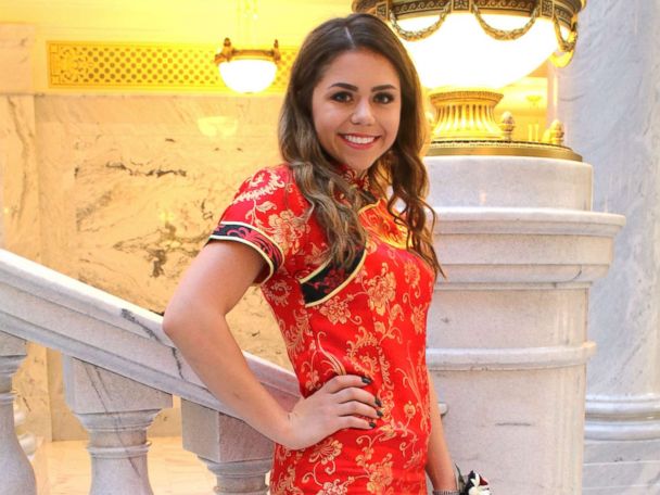 Teen defends Chinese prom dress that ...