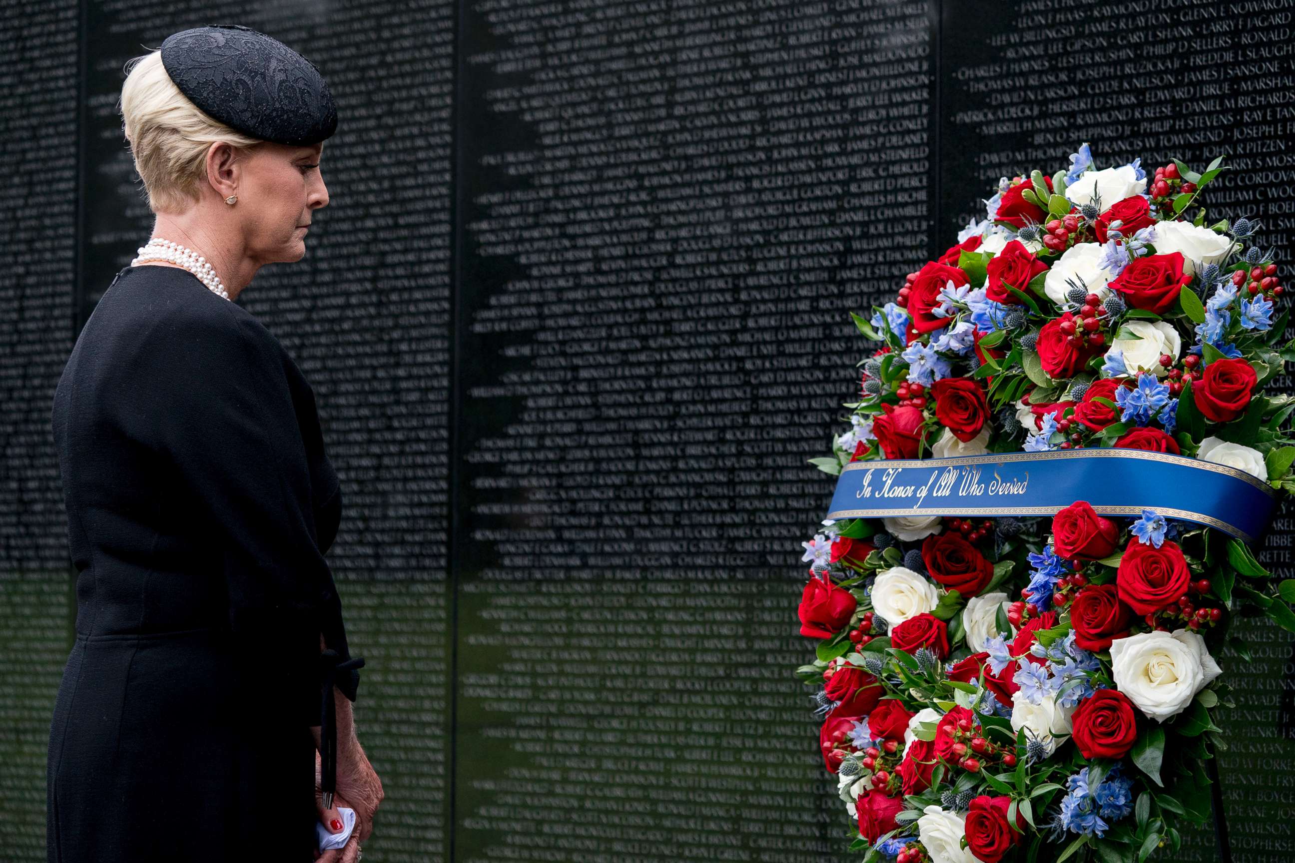 PHOTO: Cindy McCain lays a wreath at the Vietnam Veterans Memorial in Washington, Sept. 1, 2018, during a funeral procession for her husband, Sen. John McCain.