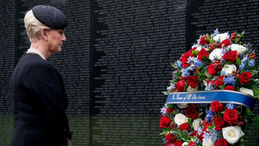 PHOTO: Cindy McCain lays a wreath at the Vietnam Veterans Memorial in Washington, Sept. 1, 2018, during a funeral procession for her husband, Sen. John McCain.