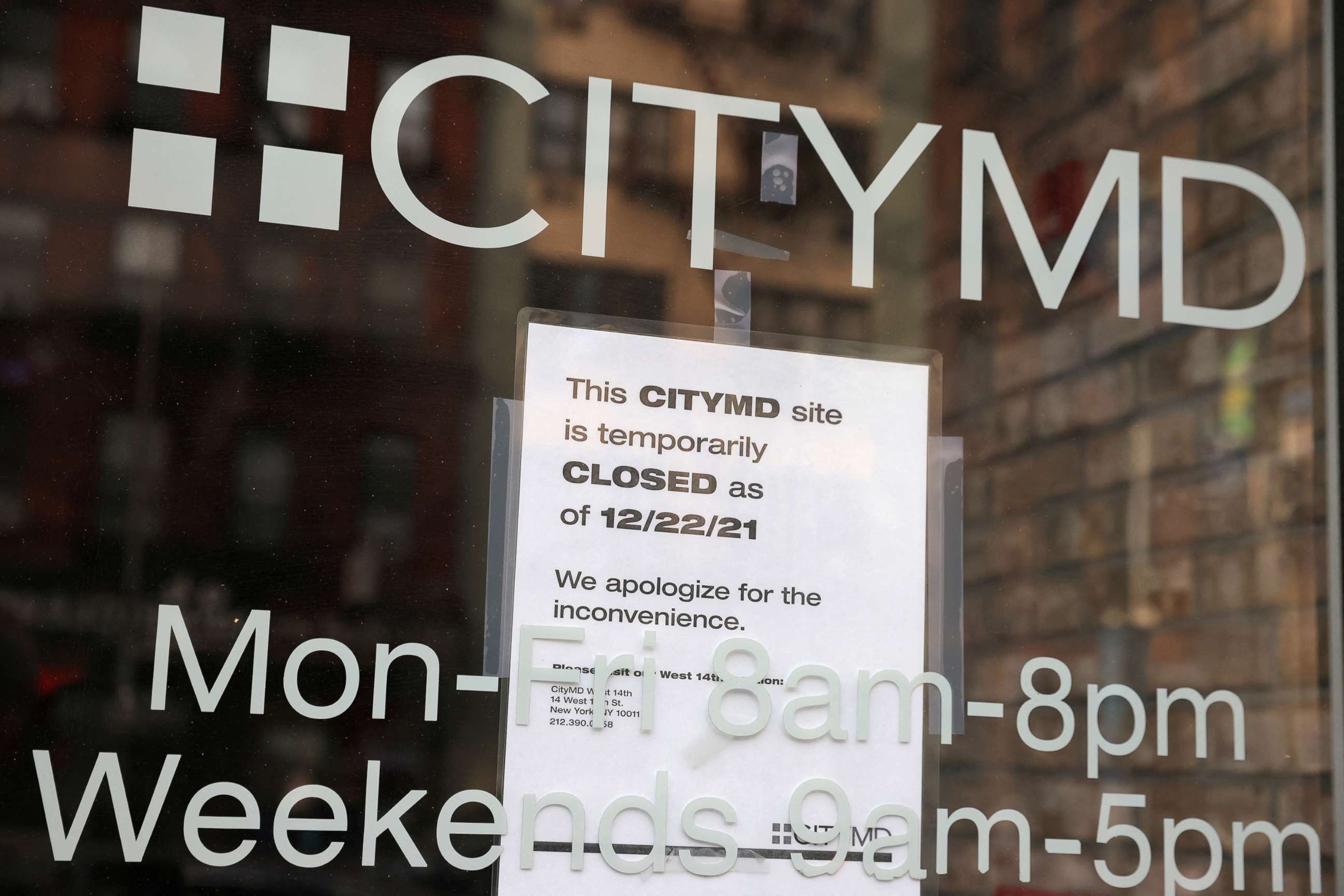 PHOTO: A sign announcing a temporary closure is posted at a CityMD health clinic, a facility that offers COVID-19 tests, as the Omicron variant continues to spread in  New York City, Dec. 22, 2021.