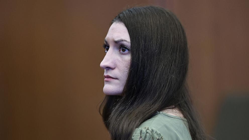 PHOTO: Defendant Lindsay Clancy looks at the jury after Judge William Sullivan declared a mistrial in Clancy's murder trial, Sept. 4, 2026, in Plymouth, Mass.