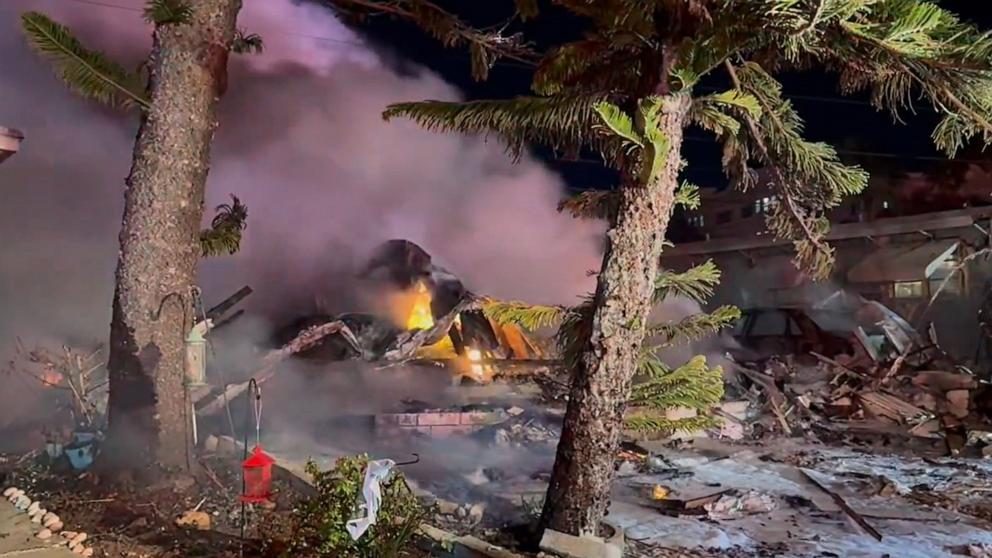 «Varios» muertos después de que una avioneta se estrellara contra una casa móvil en Florida: funcionarios