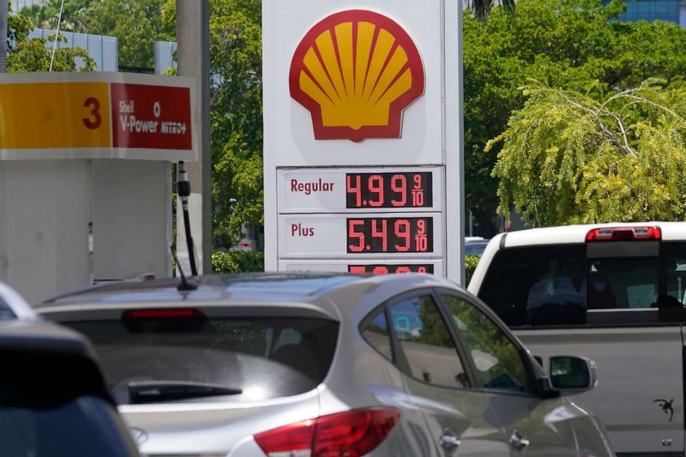 PHOTO: Car line up at a Shell gas station in Miami, June 17, 2022.