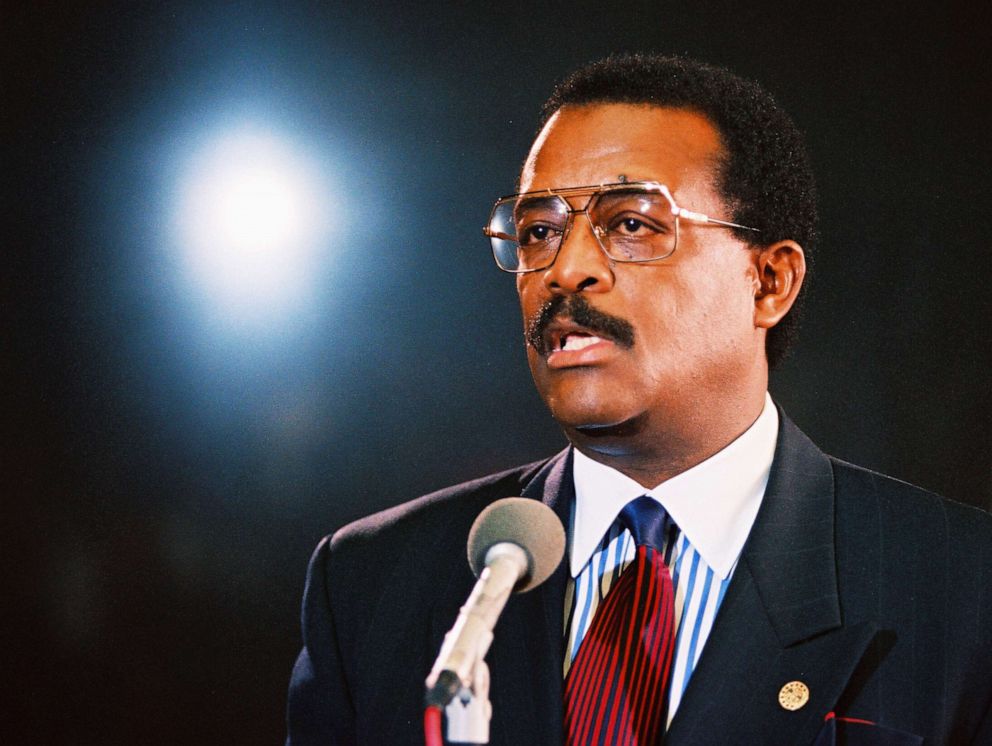 PHOTO: Attorney Johnnie Cochran addresses the media at a press conference following a pre-trial hearing for O.J. Simpson, Jan. 12, 1995. 
