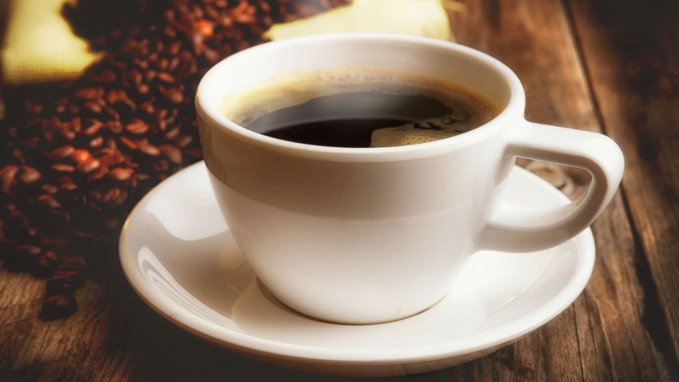 fotografie: O ceașcă de cafea stă lângă boabele de cafea în această fotografie de stoc nedatată.
