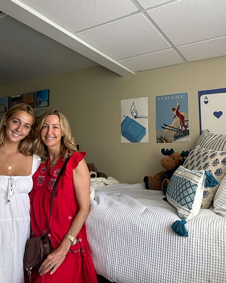 PHOTO: Good Morning America's" Lara Spencer drops her daughter, Kate, off at college for the first time.