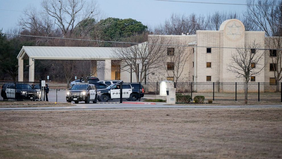 PHOTO: Police stand in front of the Congregation Beth Israel synagogue, Jan. 16, 2022, in Colleyville, Texas.