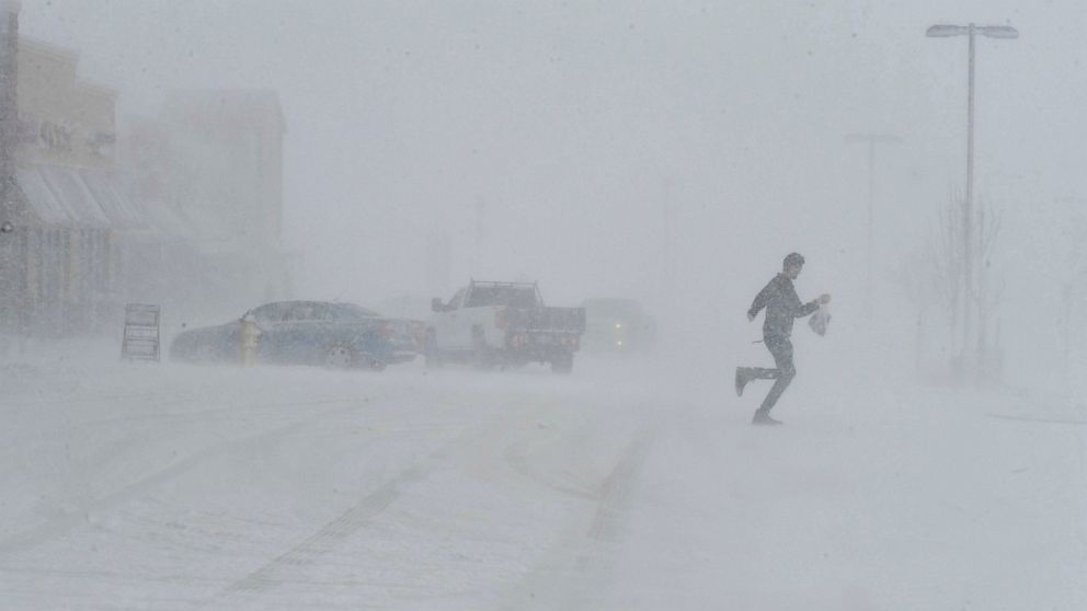 PHOTO: Clutching a bag of groceries a man sprints to his car as he leaves the Sprouts grocery store on North Gate Blvd. in Colorado Springs, Colo.