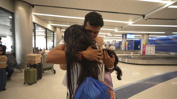 哥伦比亚移民父亲在美国边境与家人重聚
